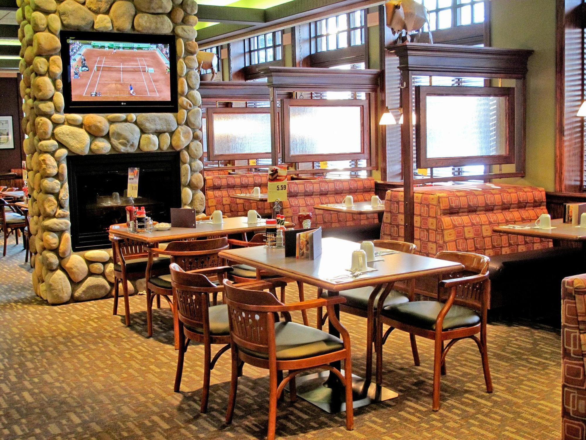 Elk + Avenue Hotel Banff
